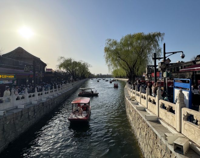 北京雨巷漫游指南：当青砖遇水胡同里藏着老北京的另一面